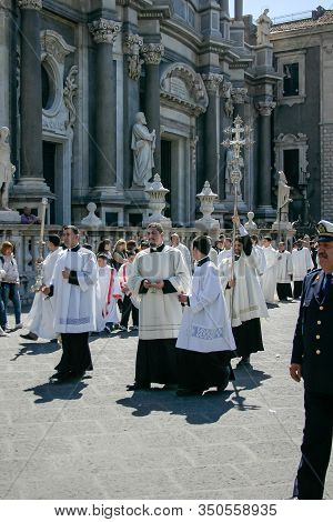 Catania, Italy - April 05 2007: Maundy Thursday Procession In Piazza Del Duomo, Near The Catania Cat
