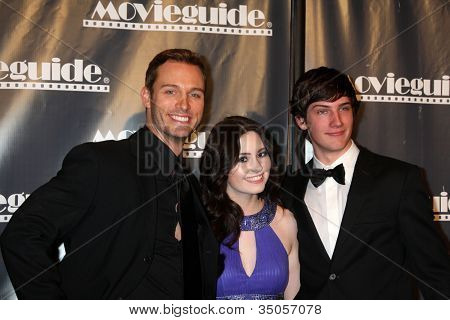 LOS ANGELES - FEB 18: Eric Martsolf, Jillian Clare, Michael Bolten dorazí na 19 výroční film