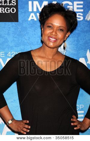 LOS ANGELES - FEB 12: Tonya Lee Williams přijíždí na 2011 NAACP Image Awards Kandidát recepci
