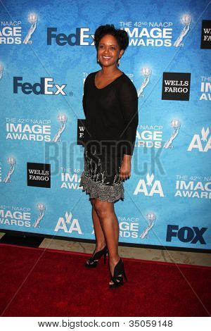 LOS ANGELES - FEB 12: Tonya Lee Williams přijíždí na 2011 NAACP Image Awards Kandidát recepci
