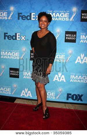LOS ANGELES - FEB 12: Tonya Lee Williams přijíždí na 2011 NAACP Image Awards Kandidát recepci
