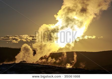 Old Faithful ao pôr do sol