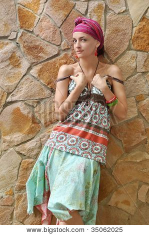 Chica en ropa étnica