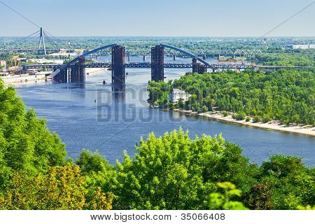 Panorama di Kiev con ponte sul fiume Dnepr