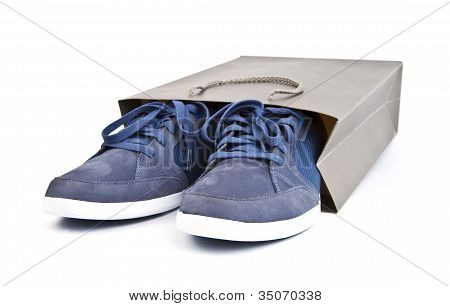 Schuhe In eine Papiertüte