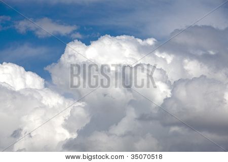 Fantastische zachte witte wolken tegen blauwe hemel