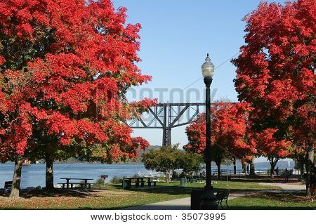 Park Hudson Nehri kıyısında