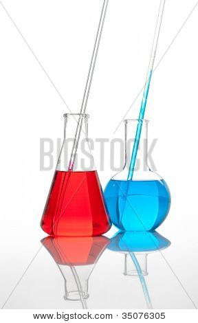 zwei konischen Glas Flaschen mit roten farbigen chemischen Reagenzien, isoliert