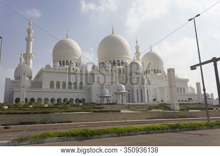 Abu Dhabi, Uae - December 28 2017: Virew From The Street Of The Sheikh Al Zayed Mosque