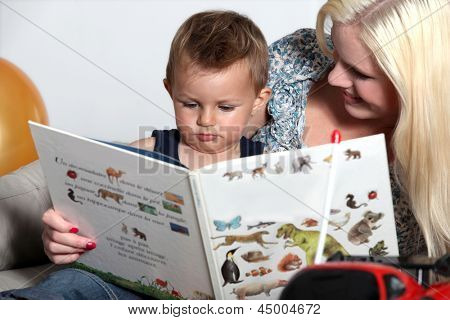 Loira mãe com bebê
