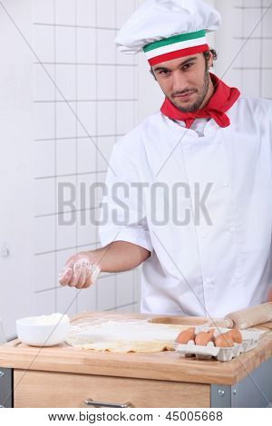 Pizzaiolo Pizza vorbereiten