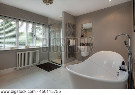 Stunning Modern Luxury Bathroom