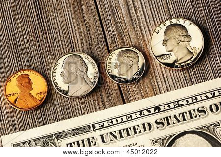 Nové uncirculated USA peníze přes dřevěné pozadí