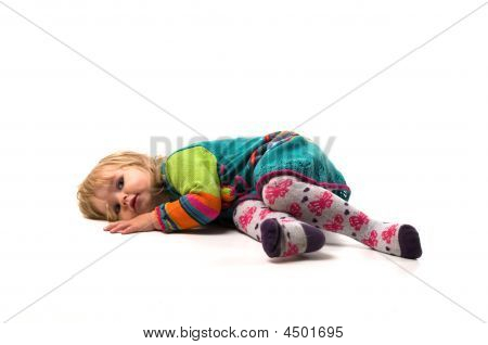 Baby ligger på gulvet