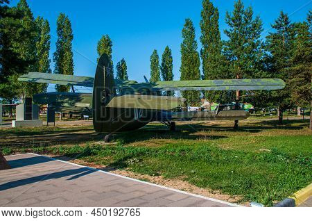 Multifunctional Aircraft An 2. Single-screw Light Aircraft With A Pair Of Parallel Wings. Installed 