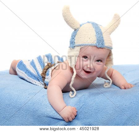Malý viking v ručně pletených kostýmu.