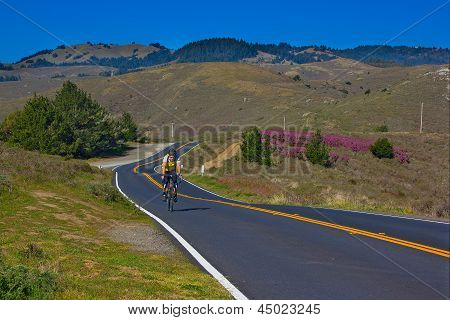Bicyclist ขี่ทางหลวงแคลิฟอร์เนียหนึ่งใกล้ Stinson บีช