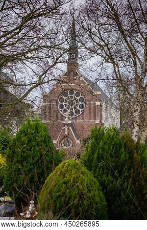 13 February 2022, Zijlpoort, Leiden, Netherlands, Image Of The Old Catholic Begraafplaats Cemetery Z