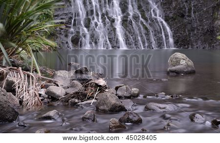 Flusso di esecuzione sopra le rocce con cascata in background