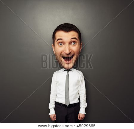 immagine divertente di bighead felice uomo in camicia bianca e cravatta su sfondo scuro