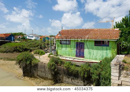 เคบินไม้สีสันสำหรับประมงหอยนางรมที่ Oleron ชาโตว์เดอ