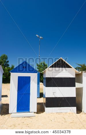 ฮัทหาดสีสันที่แซ็ง-เดอนีเกาะ d'Oleron ในประเทศฝรั่งเศส
