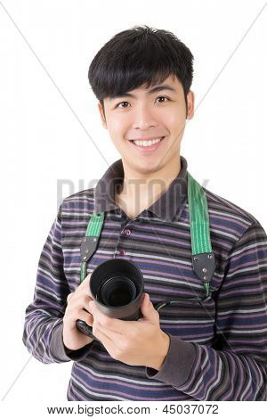 Jovem fotógrafo amador de asiático segurar uma câmera, closeup retrato sobre fundo branco.