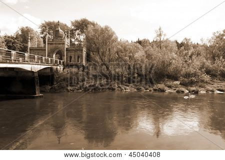Cygnes sur la rivière avec ornement Gate Lodge