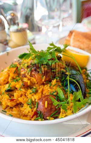 Crevettes avec paella de riz - gros plan de crevettes avec du riz - traditionnel cuisine espagnole