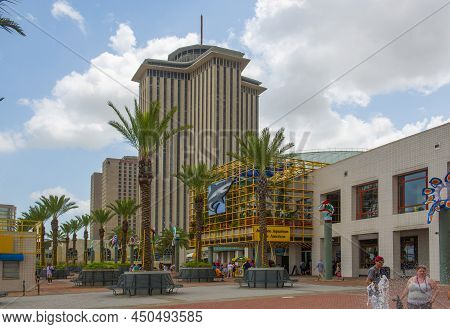 New Orleans - May. 28, 2017: Audubon Aquarium Of The Americas And Four Seasons Hotel In Historic Fre