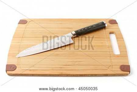 Elegantní japonský nůž na dřevěné prkno, izolovaných na bílém