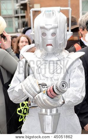Sci Fi Londra sfilata per segnare l'inizio del 2013 Sci Fi London Film Festival di Stratford Londra