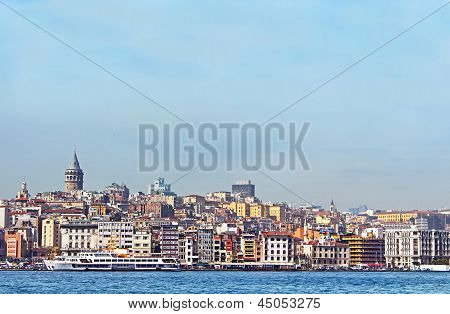 Historické architektury čtvrti Beyoglu a Galata Tower - středověká památka v Istanbulu, Turecko