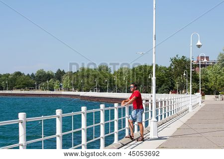 ทางเดินริมทะเลที่อ่าว Sarnia แนวนอน