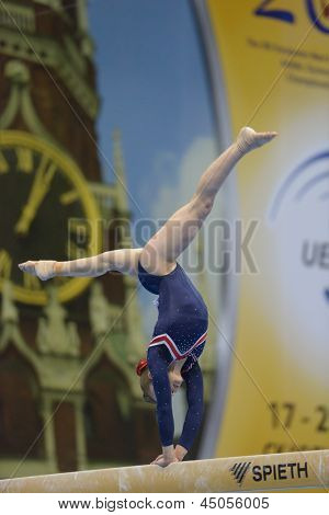 MOSCOW, Federacja Rosyjska - 21 kwietnia: Ruby Harrold, Wielkiej Brytanii wykonuje ćwiczenia na równowagę w finale