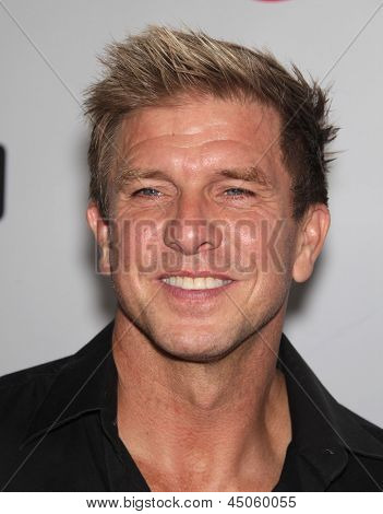 LOS ANGELES - AUG 11: KENNY JOHNSON přijíždí do letní TCA Party 2011 - NBC srpna 11, 2011 v 