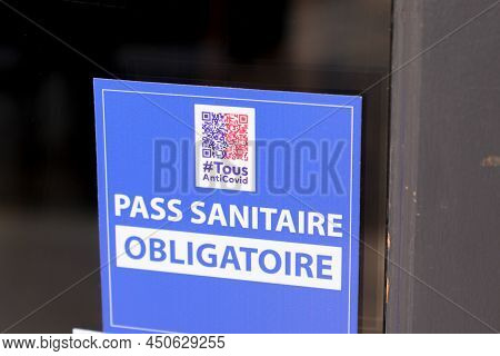 Bordeaux , Aquitaine  France - 03 07 2022 : Stickers Store Windows Shop Pass Sanitaire Obligatoire T