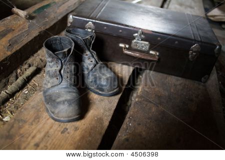 รองเท้าเก่าและ Valise