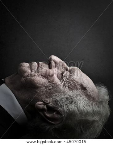 Close-up stařec ležel s očima uzavřena