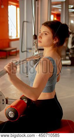 Side View Of Srtong Concentrated Fitnesswoman With Perfect Muscular Body Training Legs In Gym In Dar