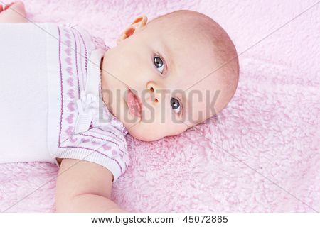 Neonato su coperta rosa