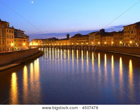 Pisa v noci
