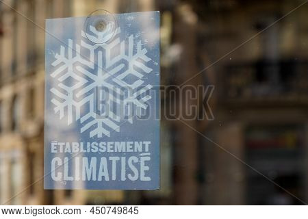 Etablissement Climatise French Text On Windows Store Means Air-conditioned Establishment Shop Panel 