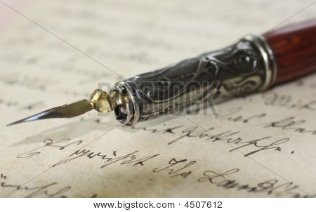 Portapenne su una vecchia lettera