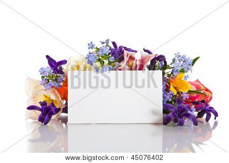 Lente boeket bloemen met een leeg formulier