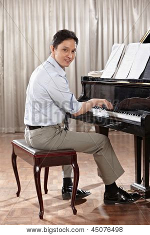 Un jeune homme jouant du piano sur scène