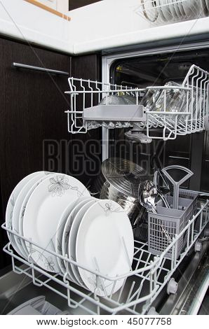 Dishwasher With White Plates