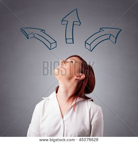 Schöne junge Dame denken mit Pfeilen overhead
