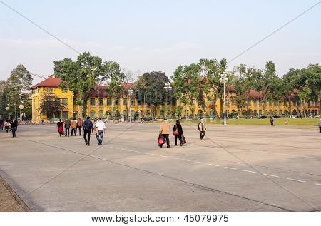 Hanoj, VIETNAM - 13. ledna: Neznámí lidé pěšky nedaleko komplexu Ho Chi Minh - Ba Dinh náměstí 