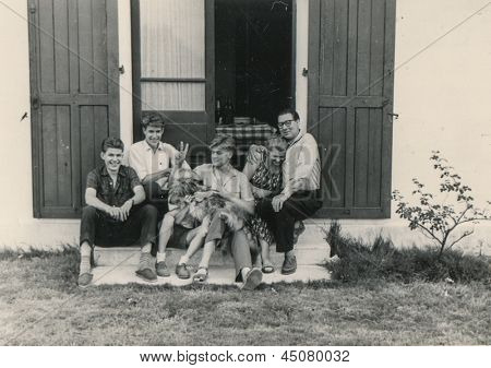 RAWICZ, Polen, foto CIRCA 1947 - Vintage uidentificerede familie poserer foran deres hus sammen